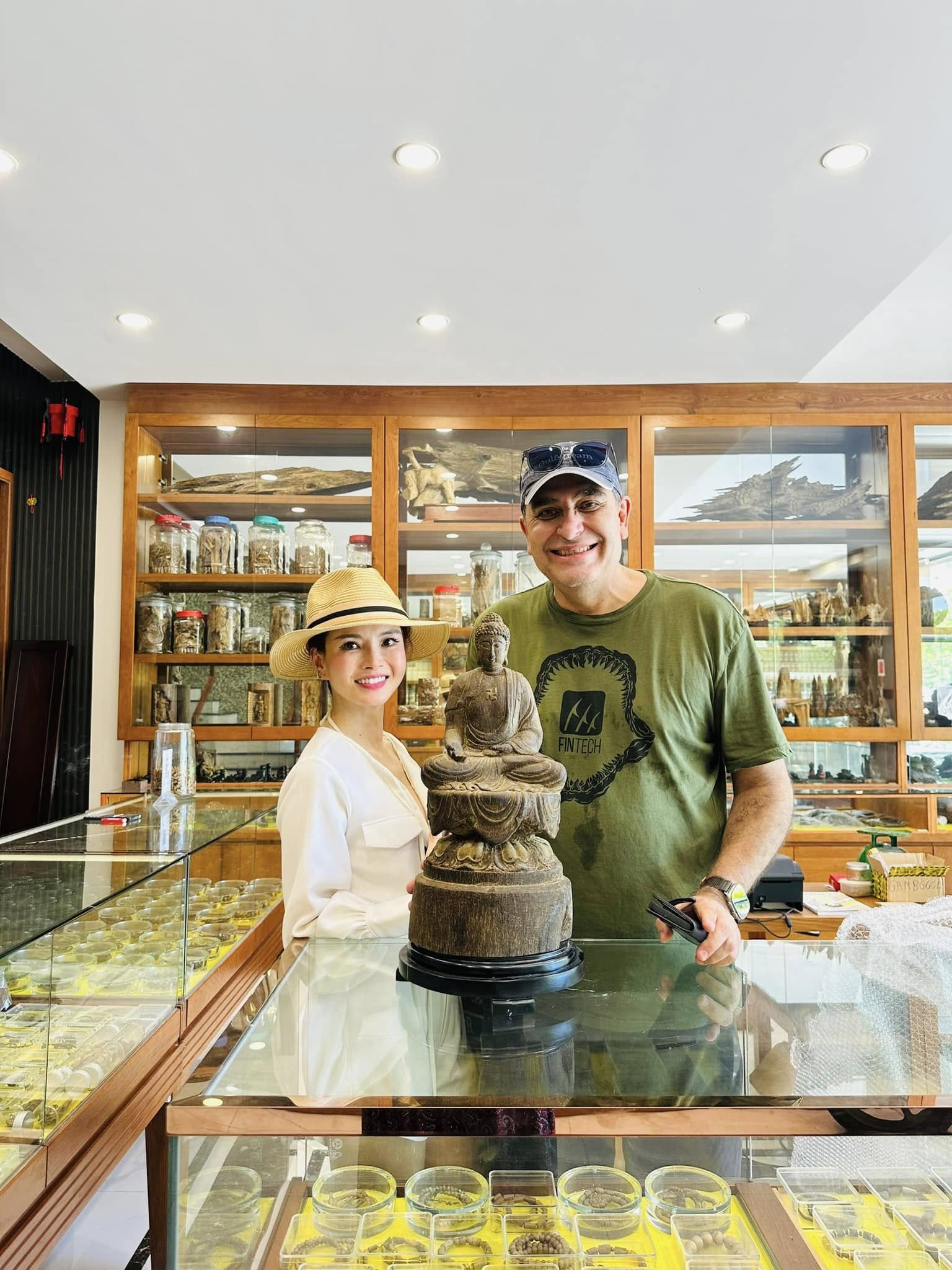 Khách hàng tại showroom